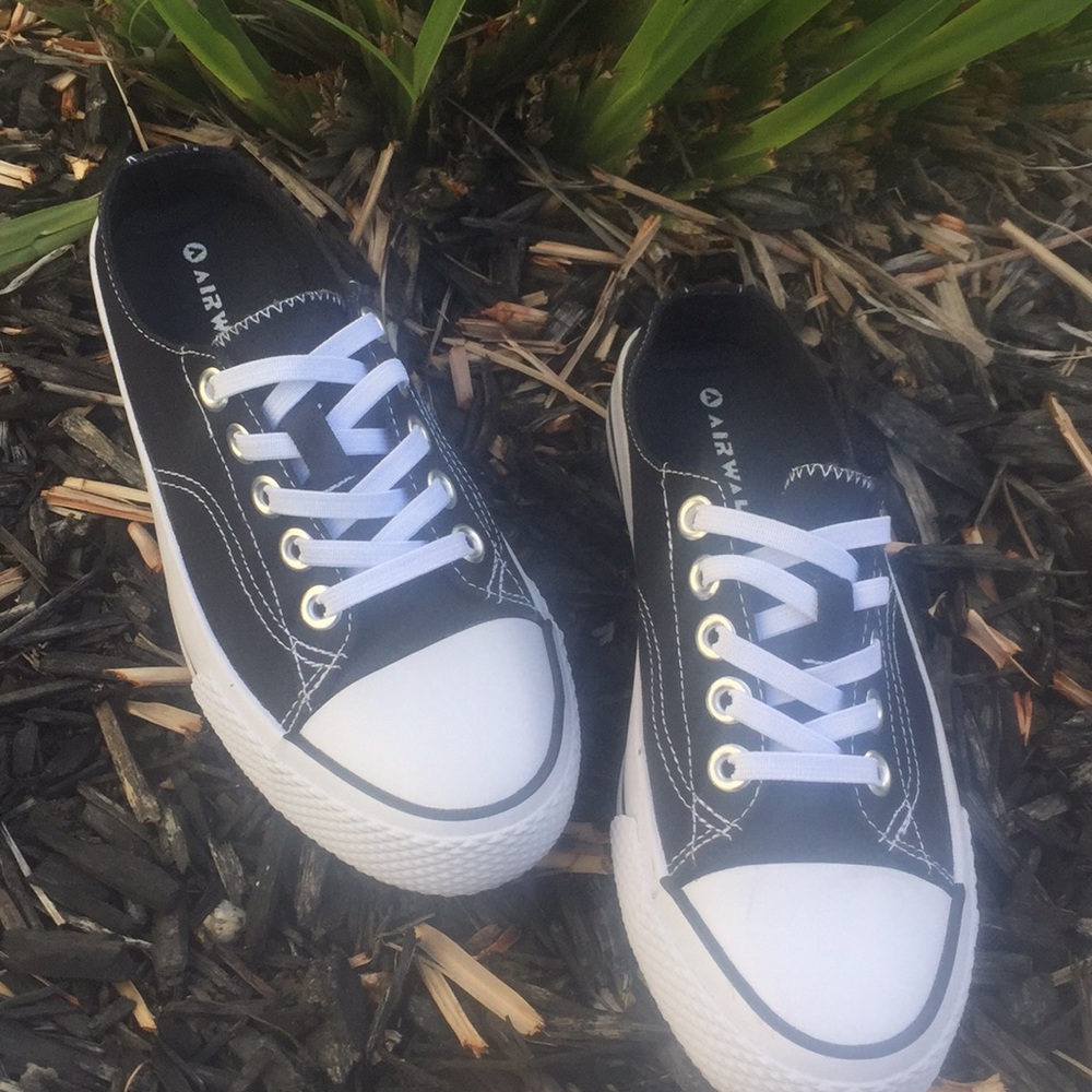 Airwalks Chuck Taylor look slip ons-black - used 1